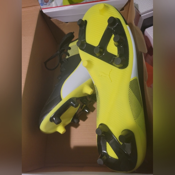 Puma Kids Soccer Cleats, New - Picture 3 of 3